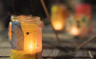 et stearinlys med en flamme