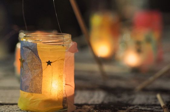 et stearinlys med en flamme