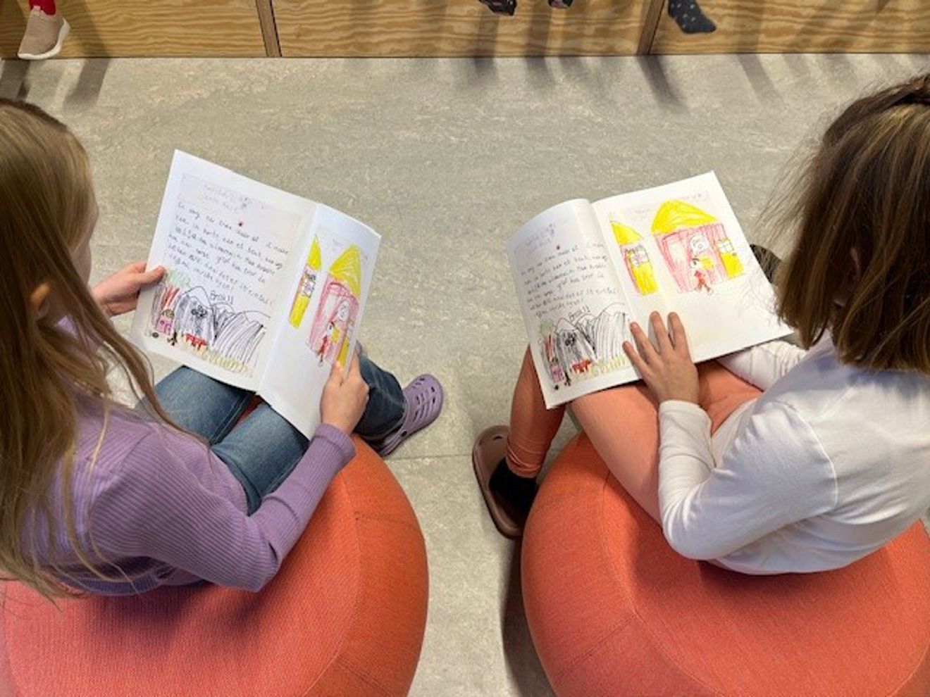 et par barnr som leser en bok et par barnr som leser en bok