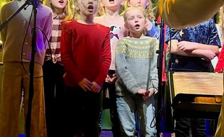 en gruppe barn på en scene