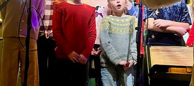 en gruppe barn på en scene