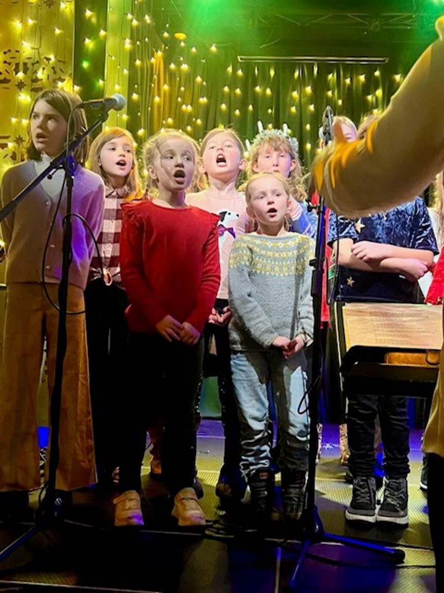 en gruppe barn på en scene