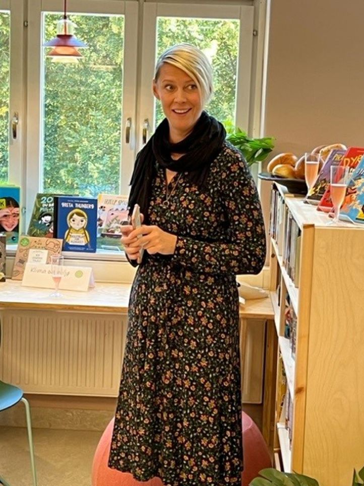 en person som holder en bok en person som holder en bok