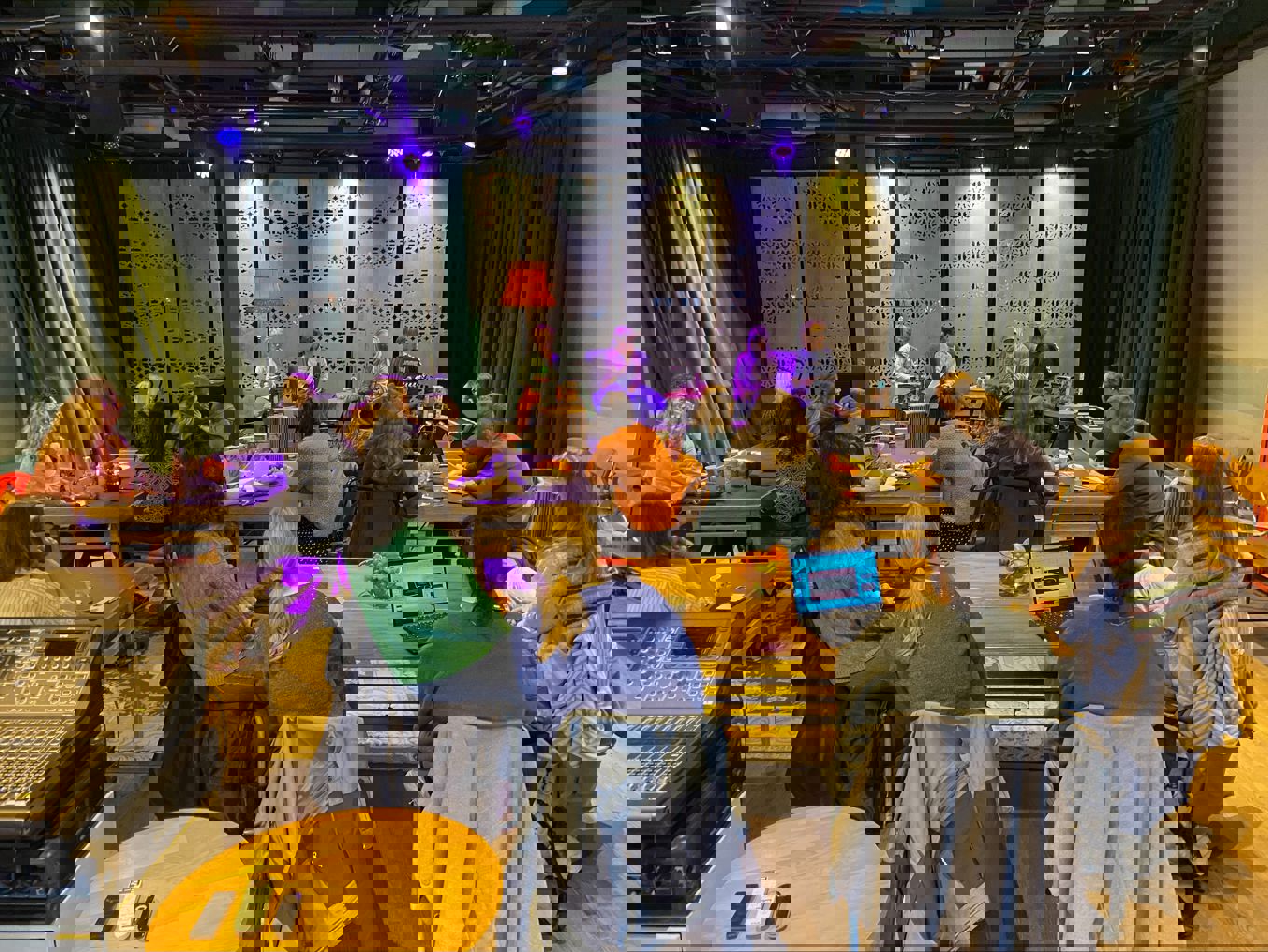 en gruppe mennesker som sitter i et rom med datamaskiner en gruppe mennesker som sitter i et rom med datamaskiner