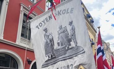 et stort banner med en gruppe mennesker foran en bygning