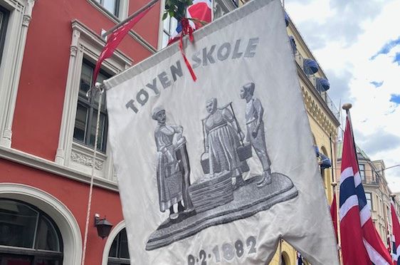 et stort banner med en gruppe mennesker foran en bygning