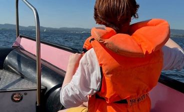 en person som sitter på en båt