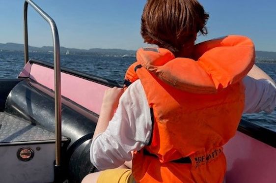 en person som sitter på en båt