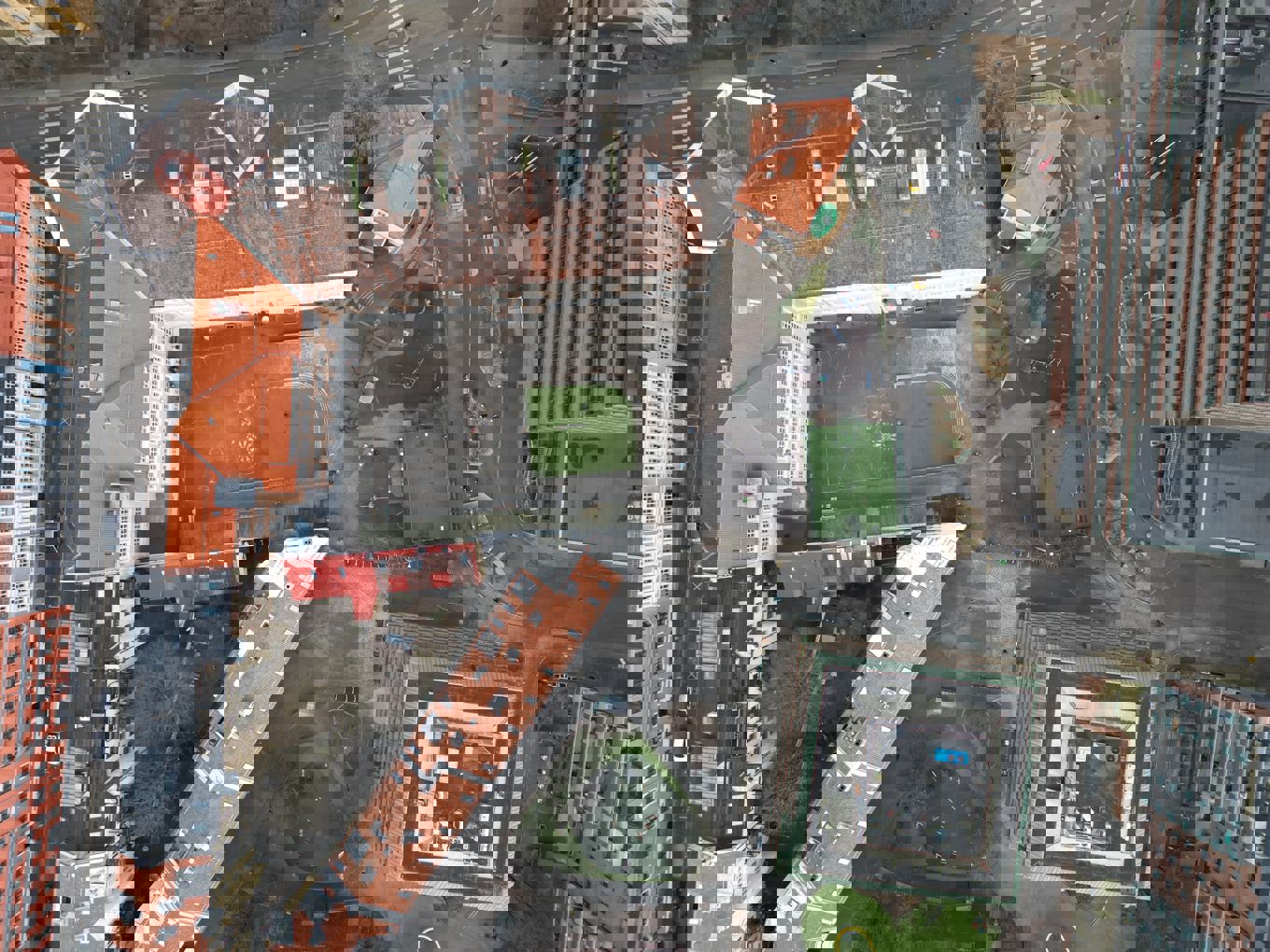 En by med bygninger og gater