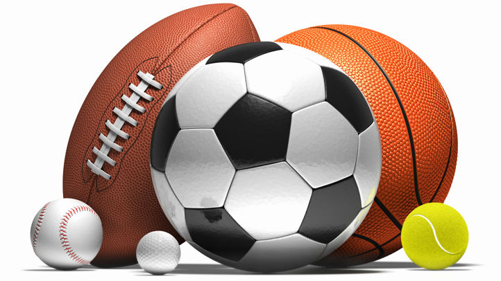 et nærbilde av en ball og en racket