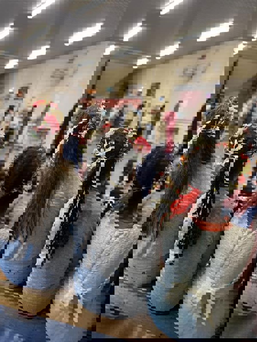 en gruppe barnr med hvite kjoler og blomster i håret