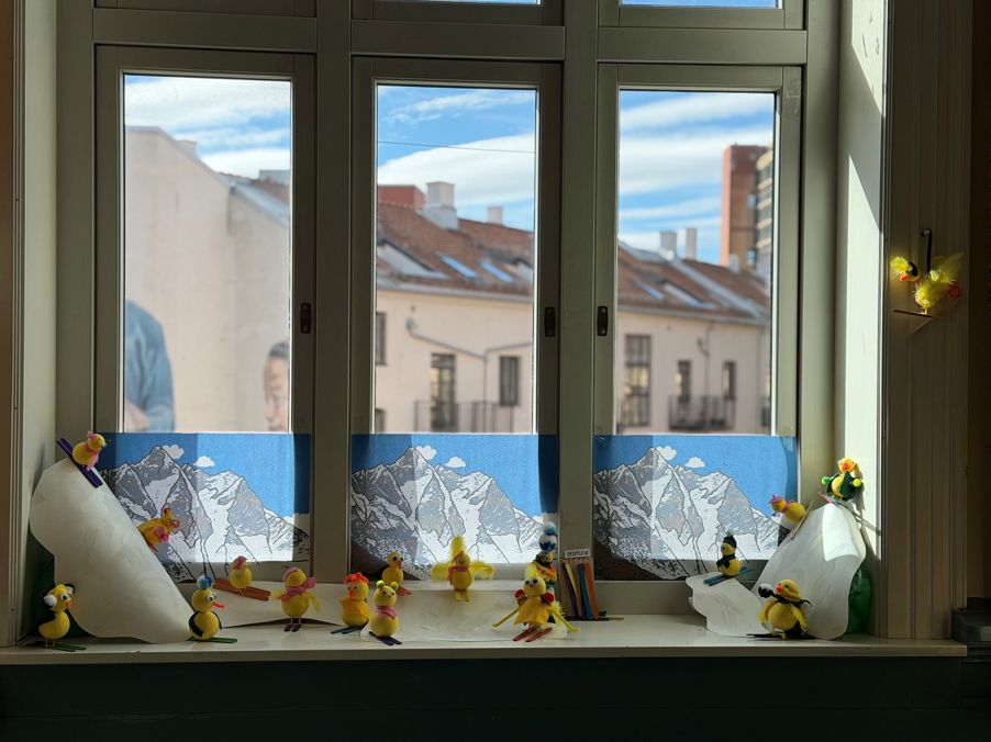 et vindu med en gruppe kosedyr foran