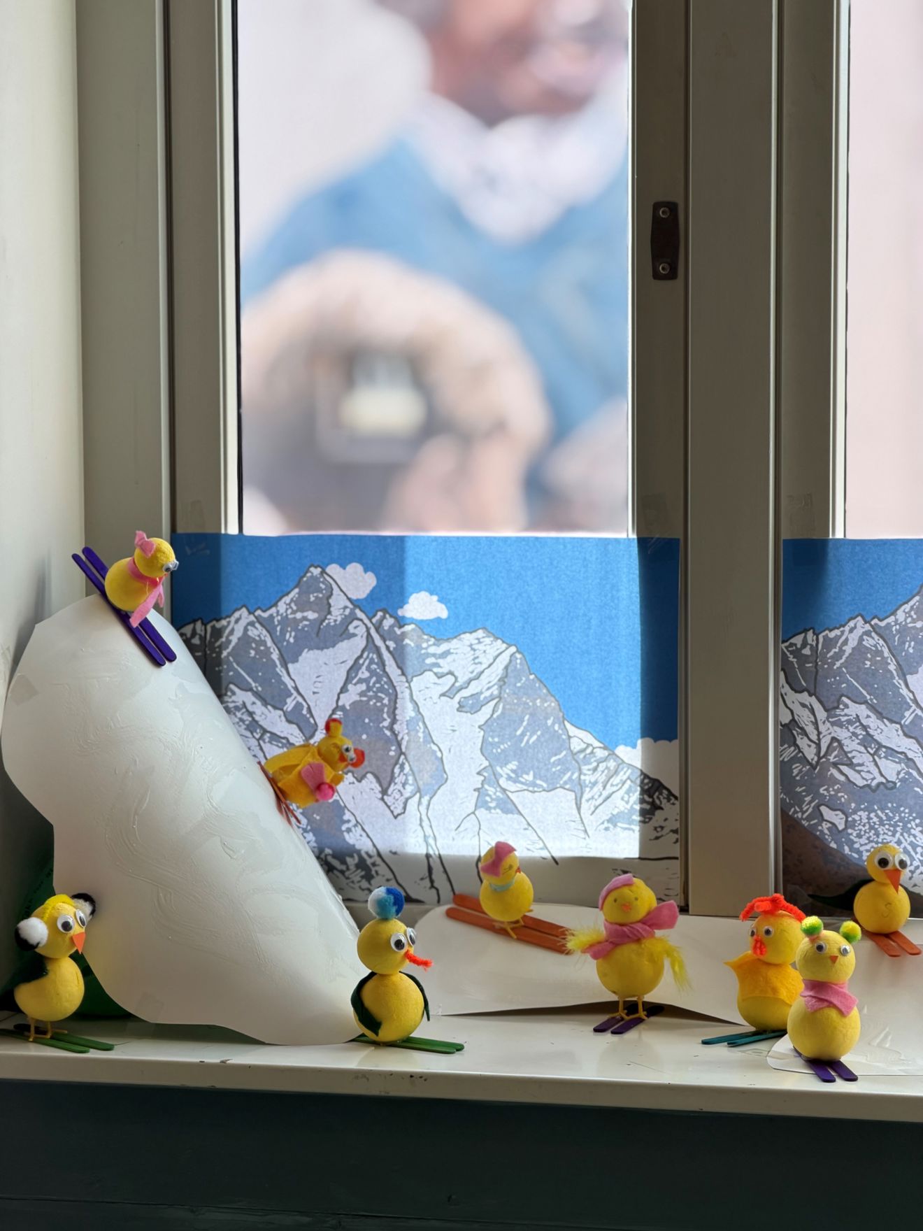 Foto: Aida en gruppe kosedyr foran et vindu