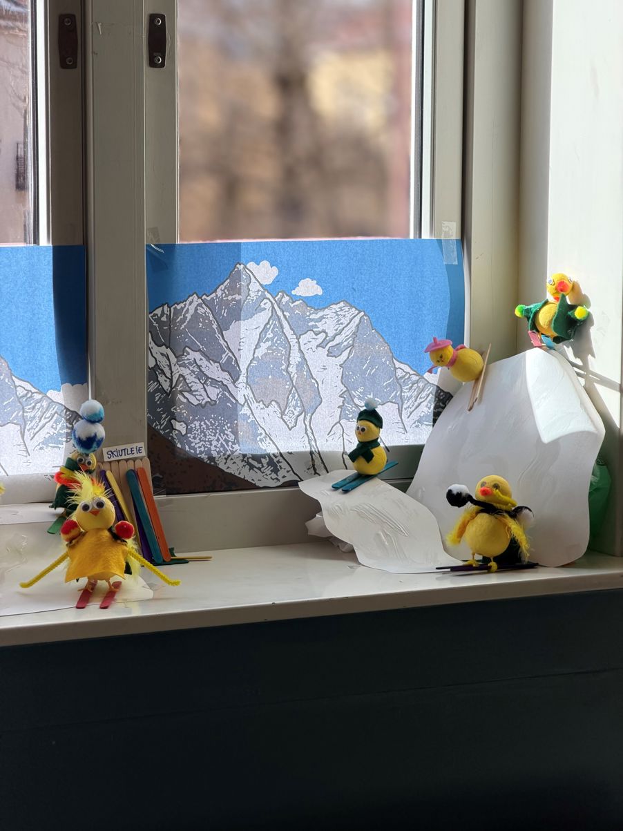 en gruppe snømenn foran et vindu