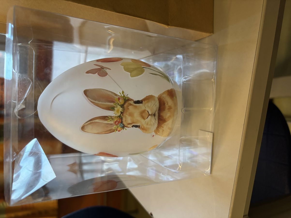 en glassbeholder med en kanin i