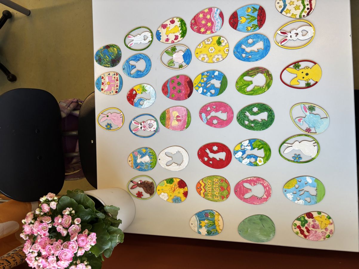 en whiteboard med fargerike tegninger