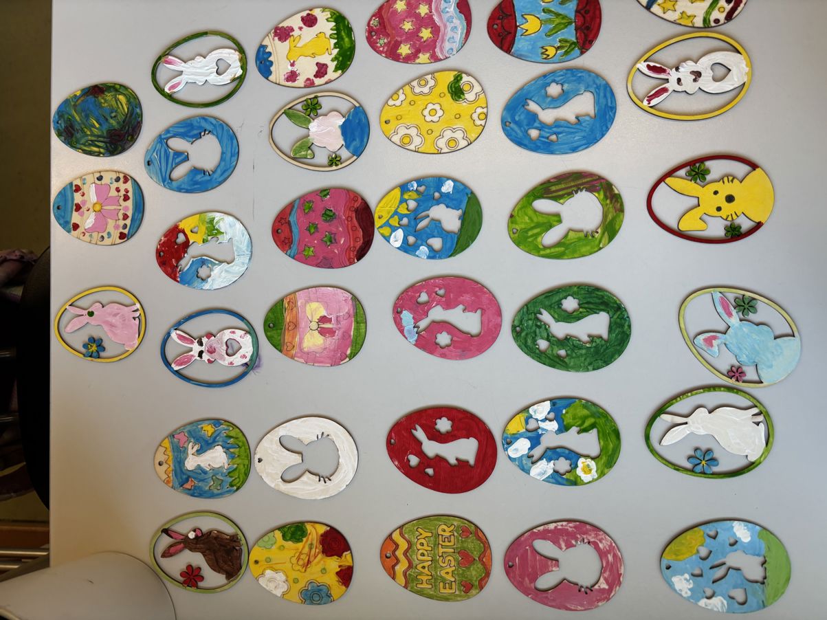 En gruppe fargerike tegneseriefigurer