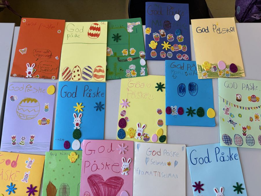 en gruppe fargerike klistrelapper