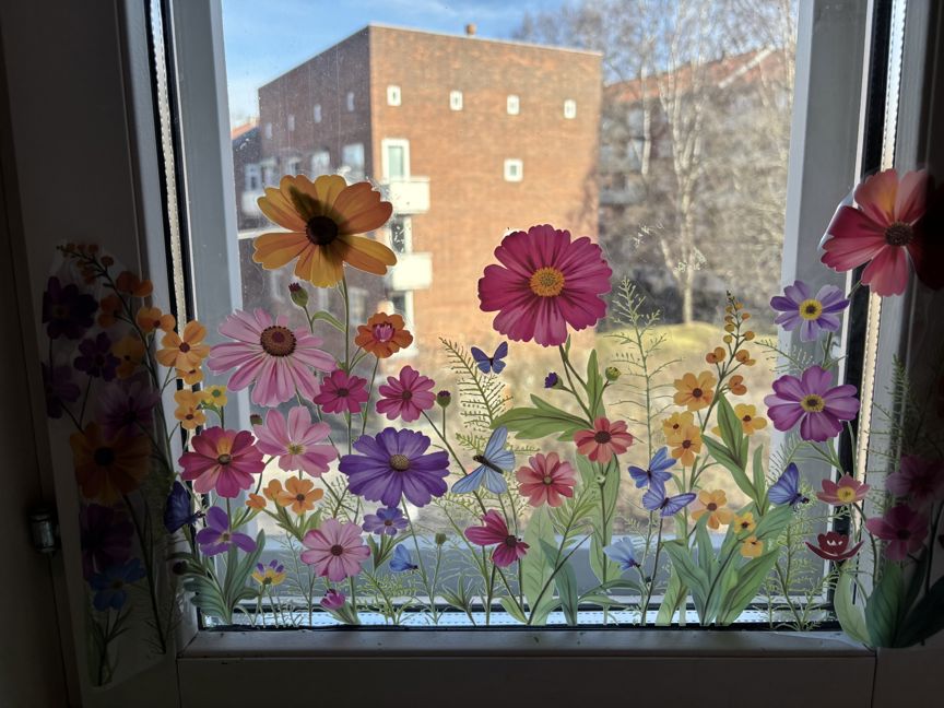 Et vindu med blomster Et vindu med blomster