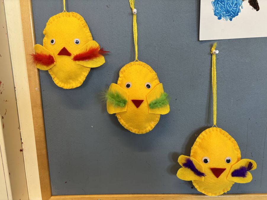 et par gule og grønne kosedyr på en vegg