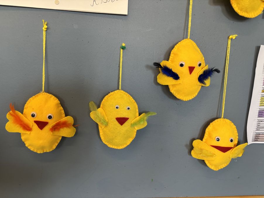 en gruppe gule og grønne kosedyr på en vegg