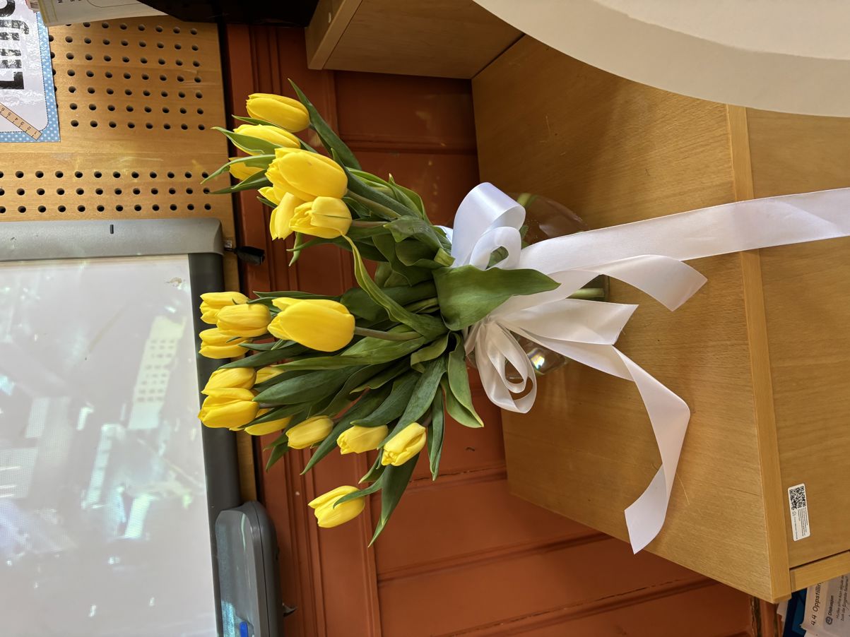 en vase med gule blomster