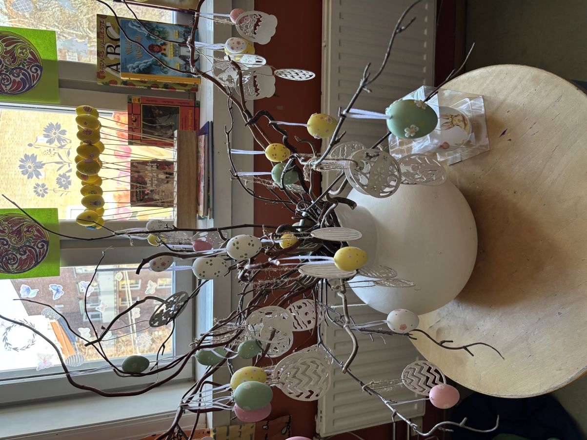 et rom med bord og stoler