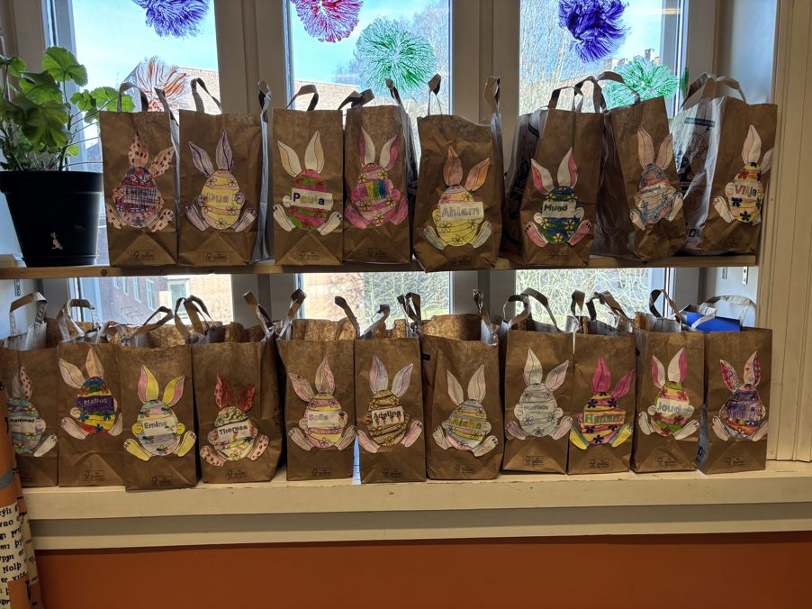 En gruppe poser på en hylle