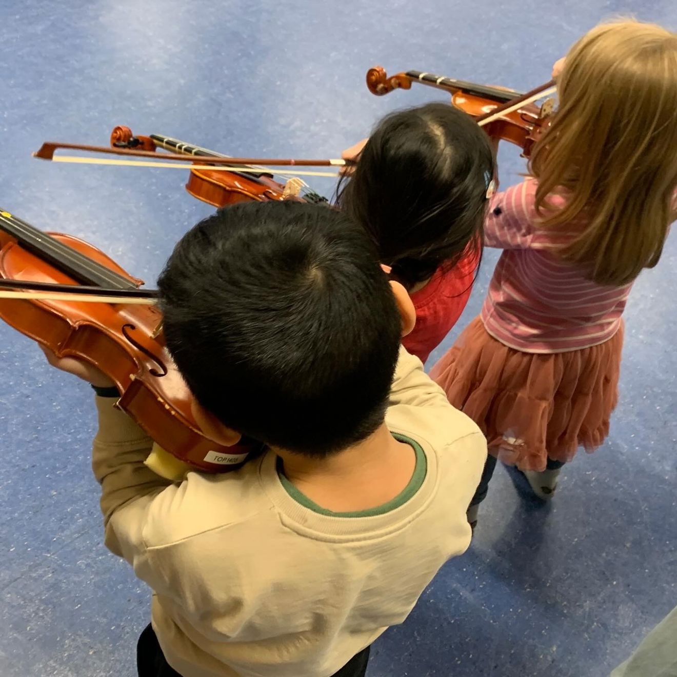 en gruppe mennesker som spiller fiolin