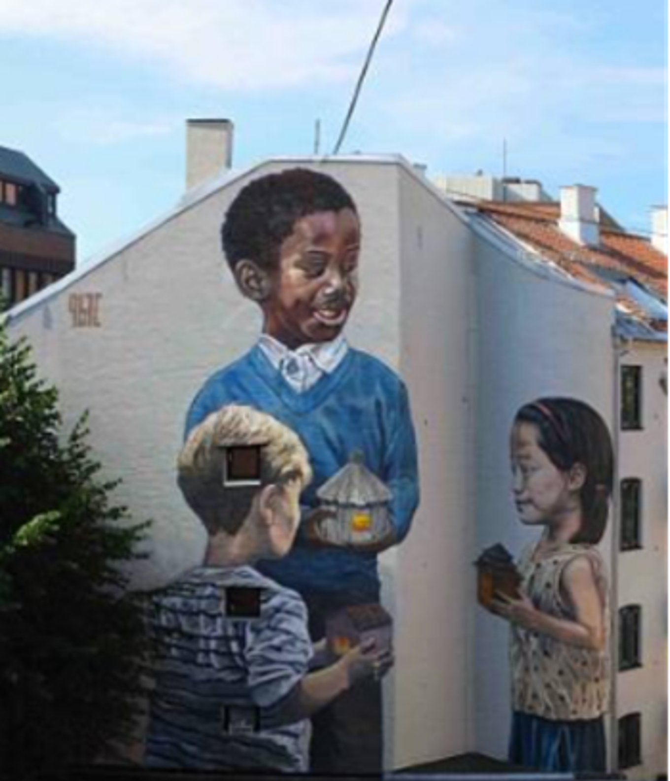 Veggmaleri med barn som holder små hus