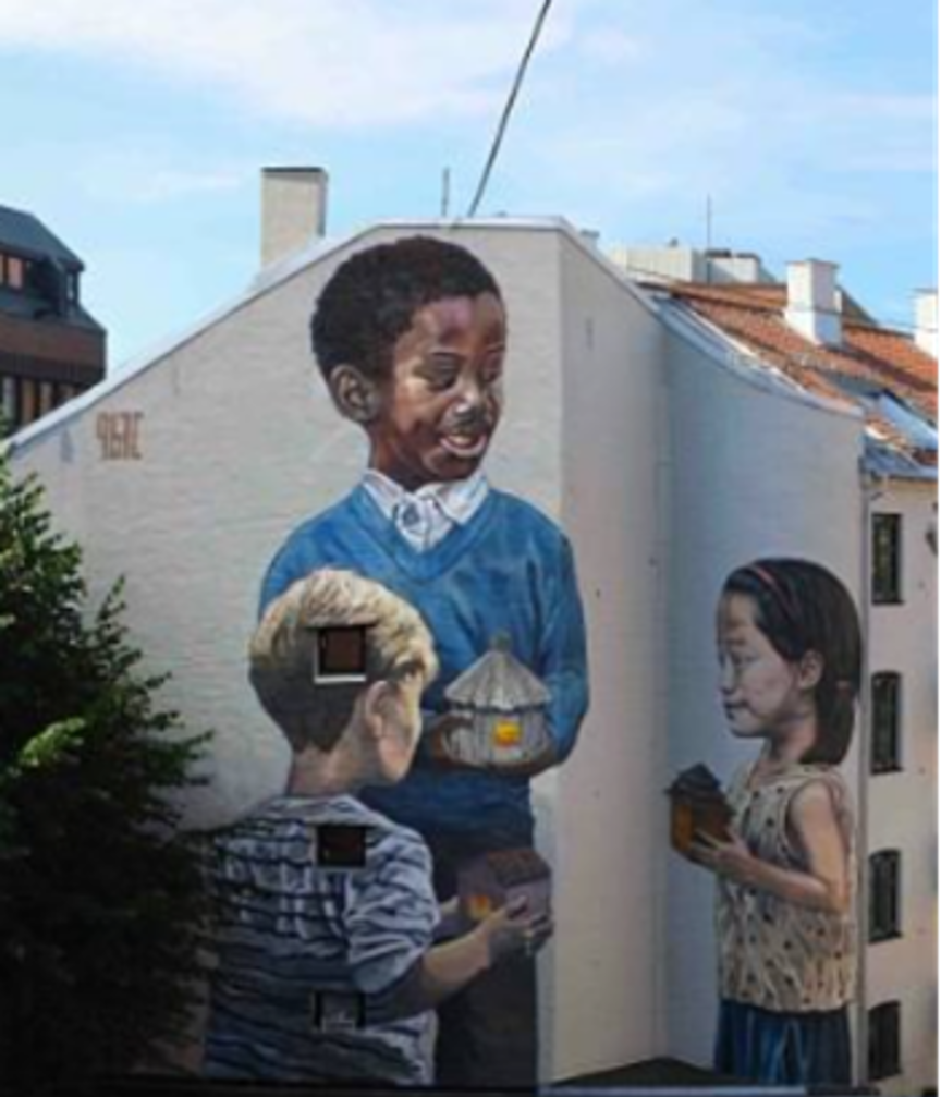 Veggmaleri med barn som holder små hus